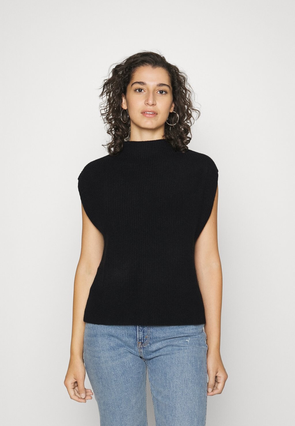 

Свитшот Esprit MOCKNECK, черный