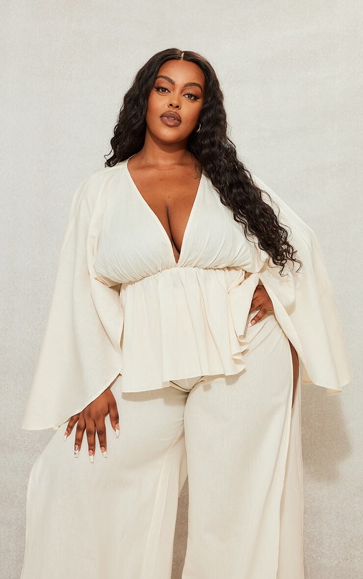 

PrettyLittleThing Кремовый льняной топ Plus с баской и подолом