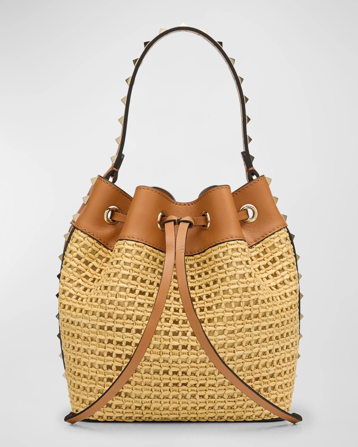 

Плетеная кожаная сумка-мешок Rockstud Valentino Garavani, цвет Naturale Almond Beige