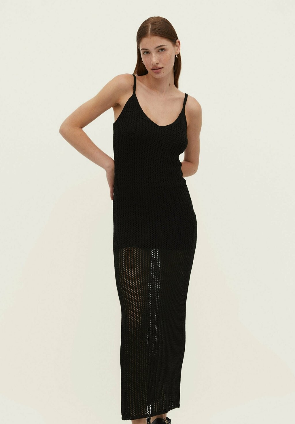 

Длинное платье Stradivarius, черный