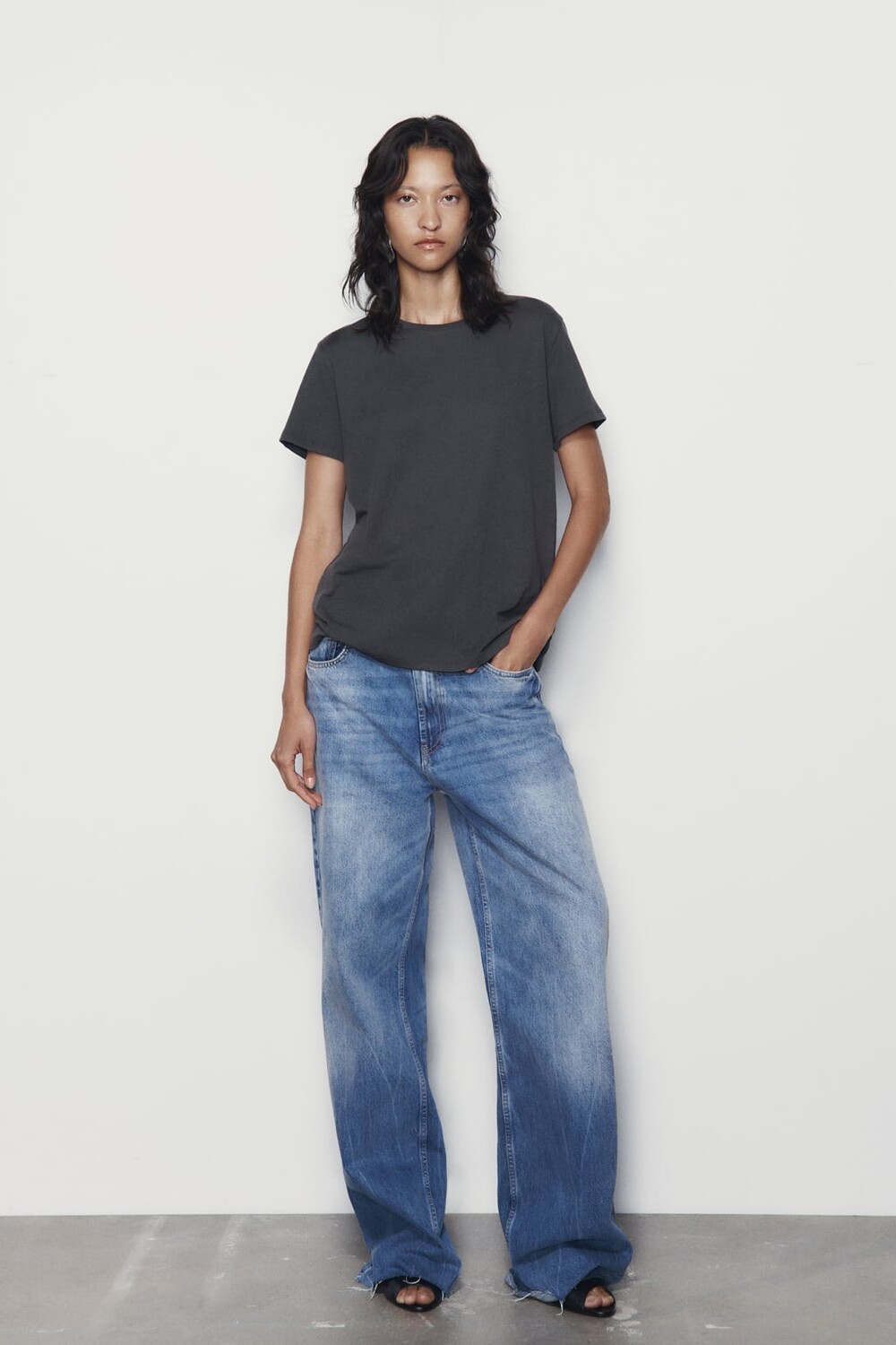 

Базовая футболка с асимметричным низом ZARA, серый