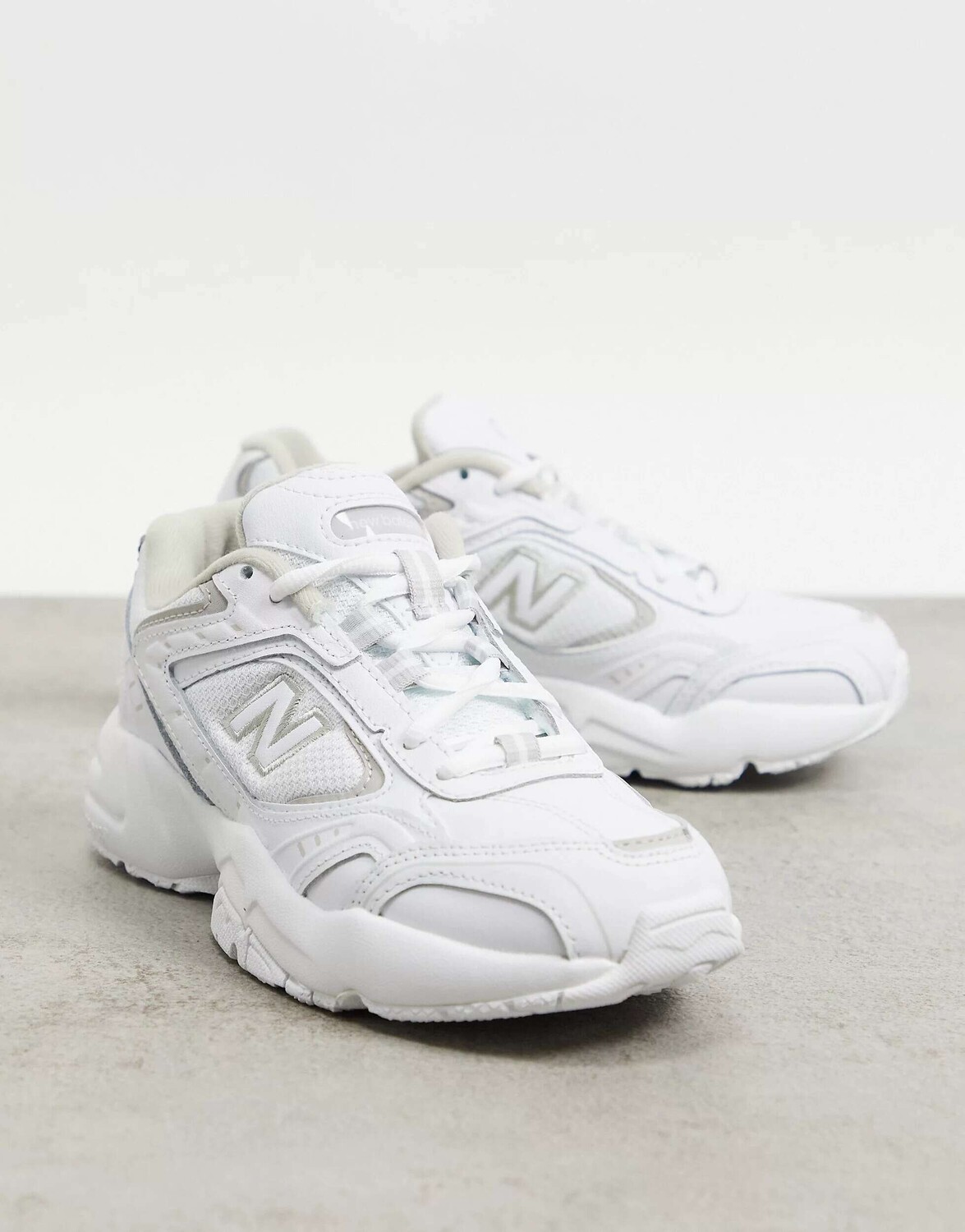 

Кроссовки New Balance 452 белого/серого цвета