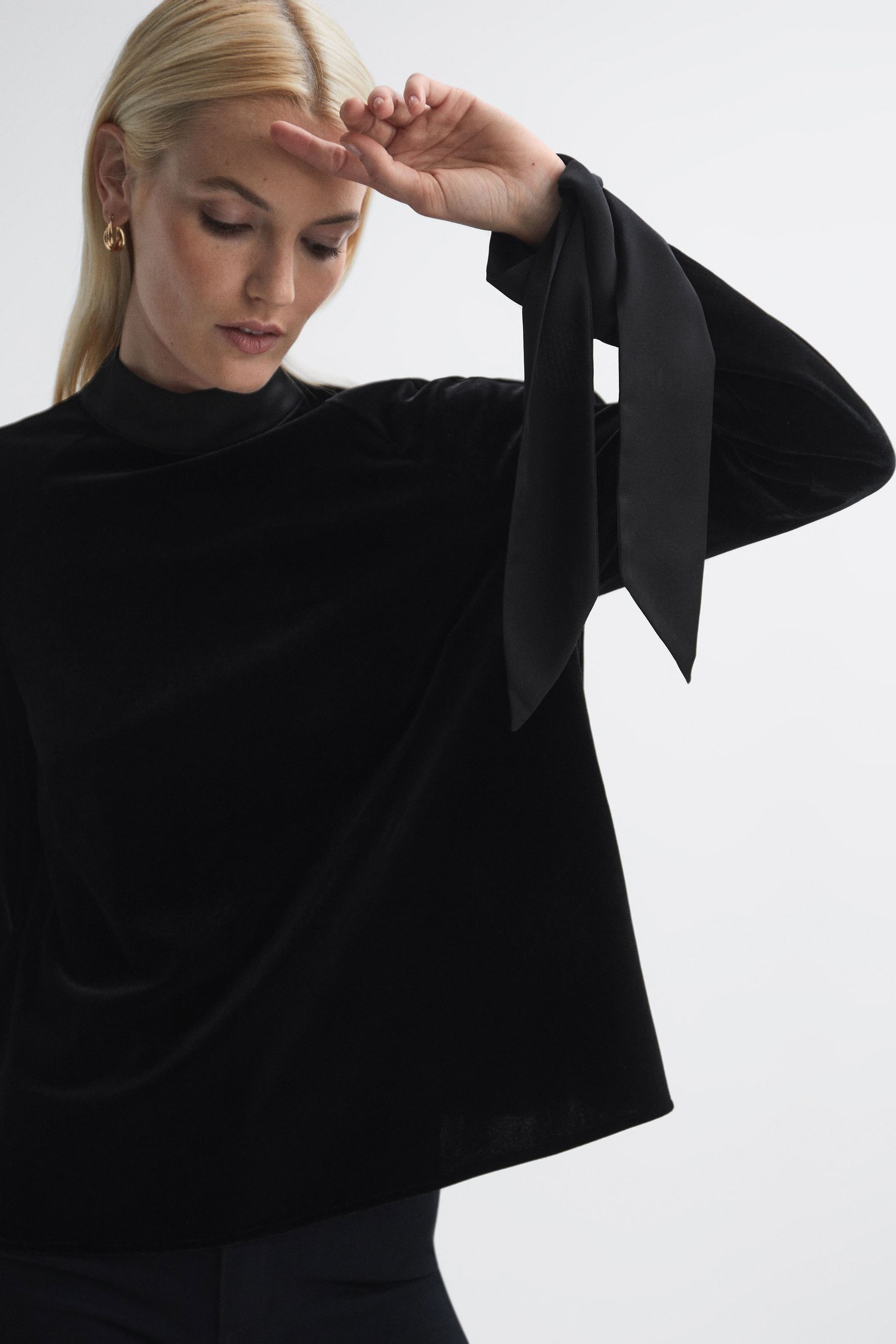 цена Бархатная атласная блузка с деталями Florere, черный