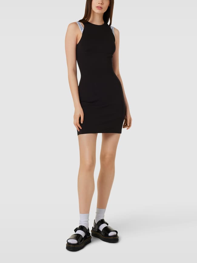 Модель мини-платья с вышитым логотипом Tommy Jeans, черный летнее платье из вискозы tommy jeans dw0dw07914 красный 48