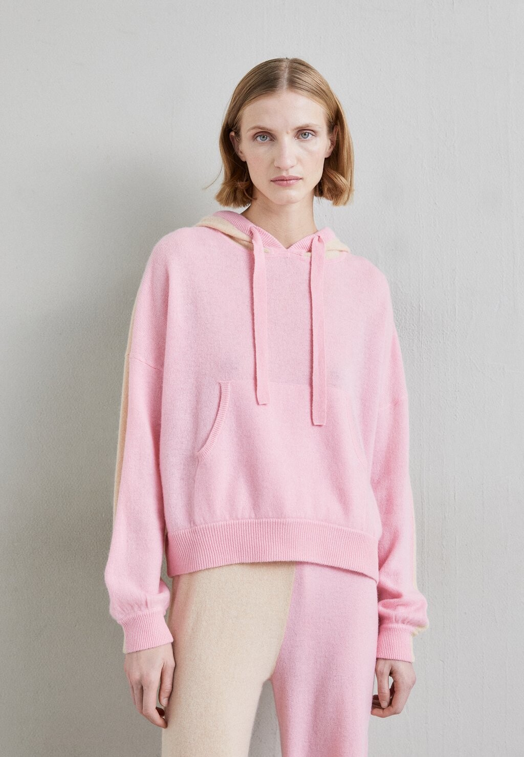 

Толстовка CASHMERE COLOURBLOCK HOODIE KNITID, песок