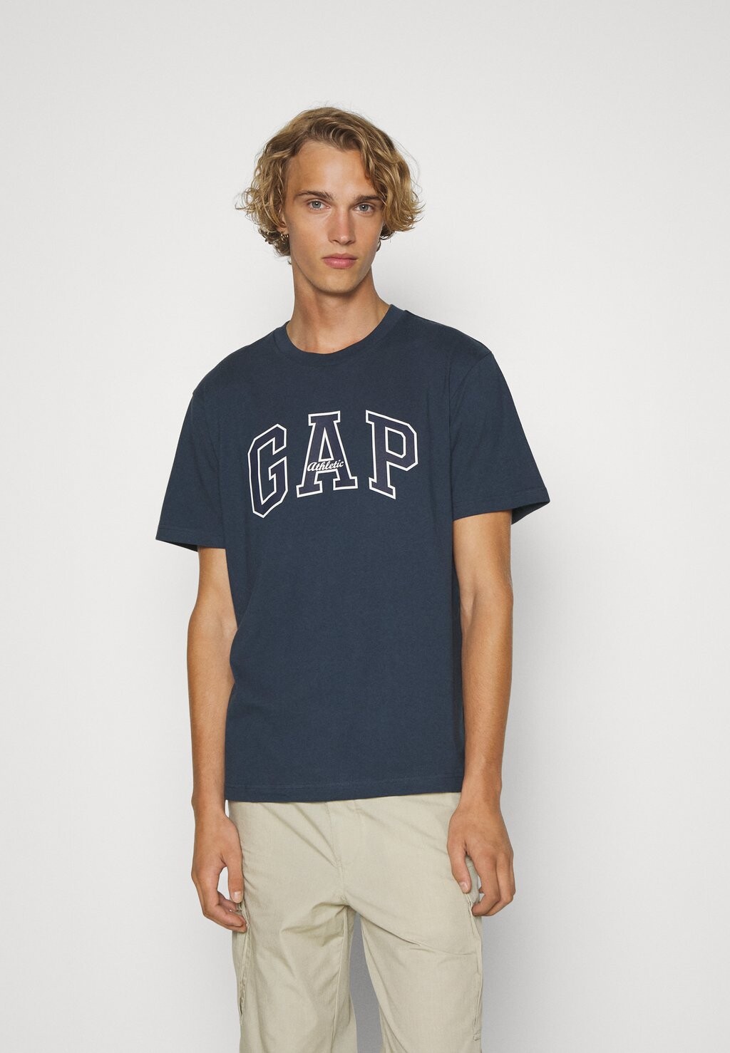 

Футболка с принтом GAP, черный