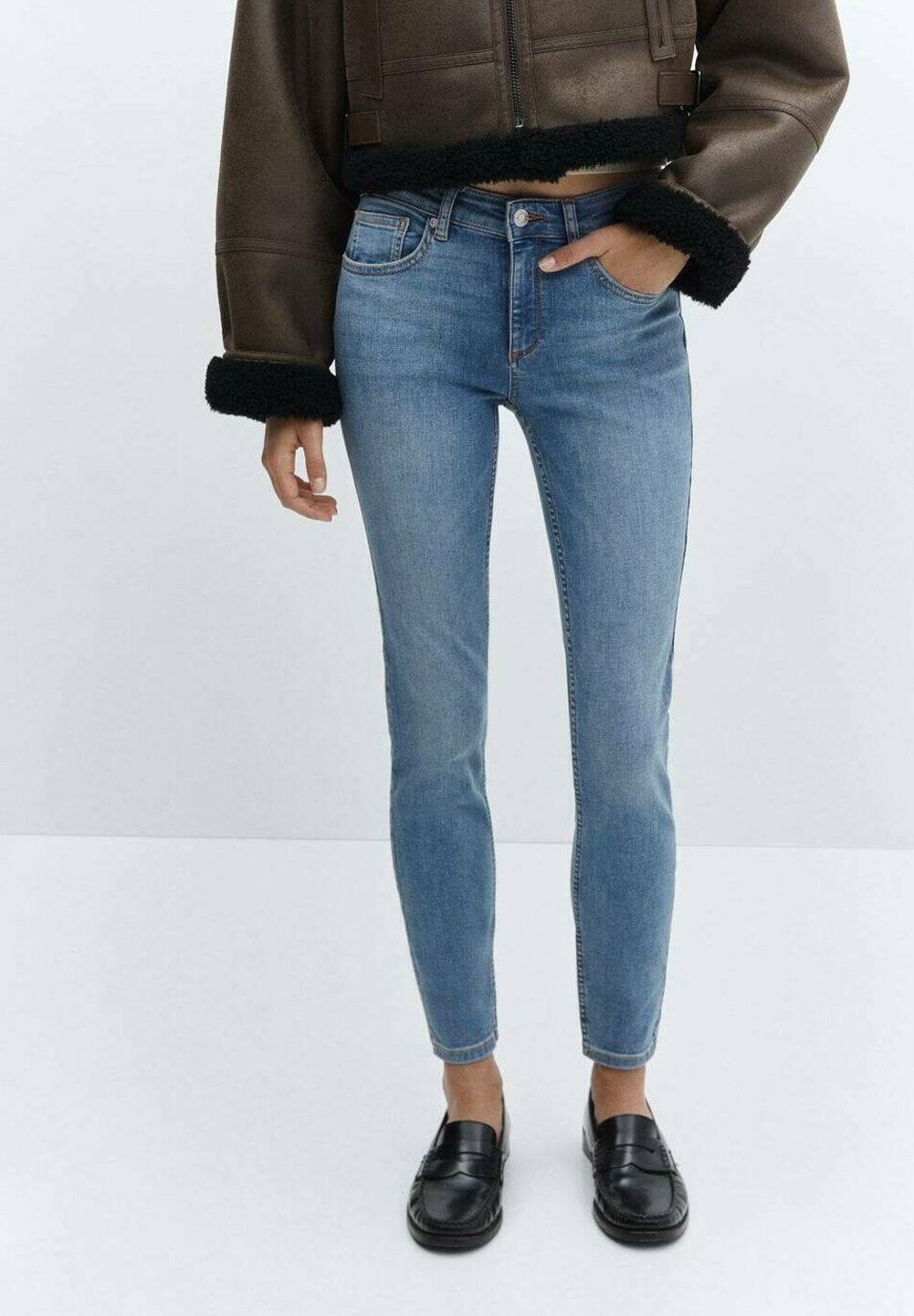

Джинсы Slim Fit Mango, цвет středně modrá