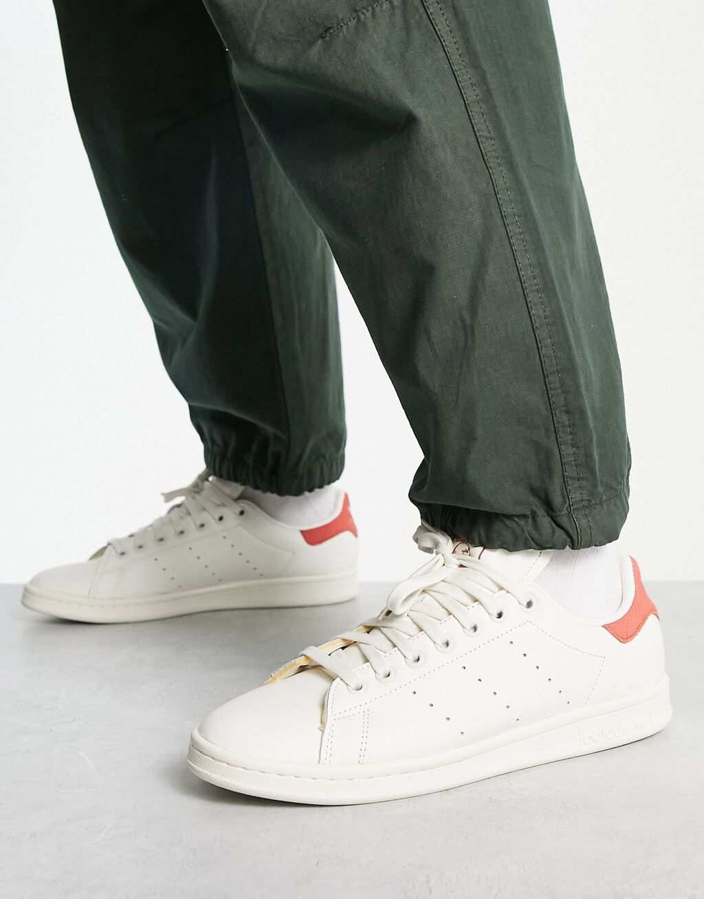 

Бело-красные кроссовки adidas Originals Stan Smith