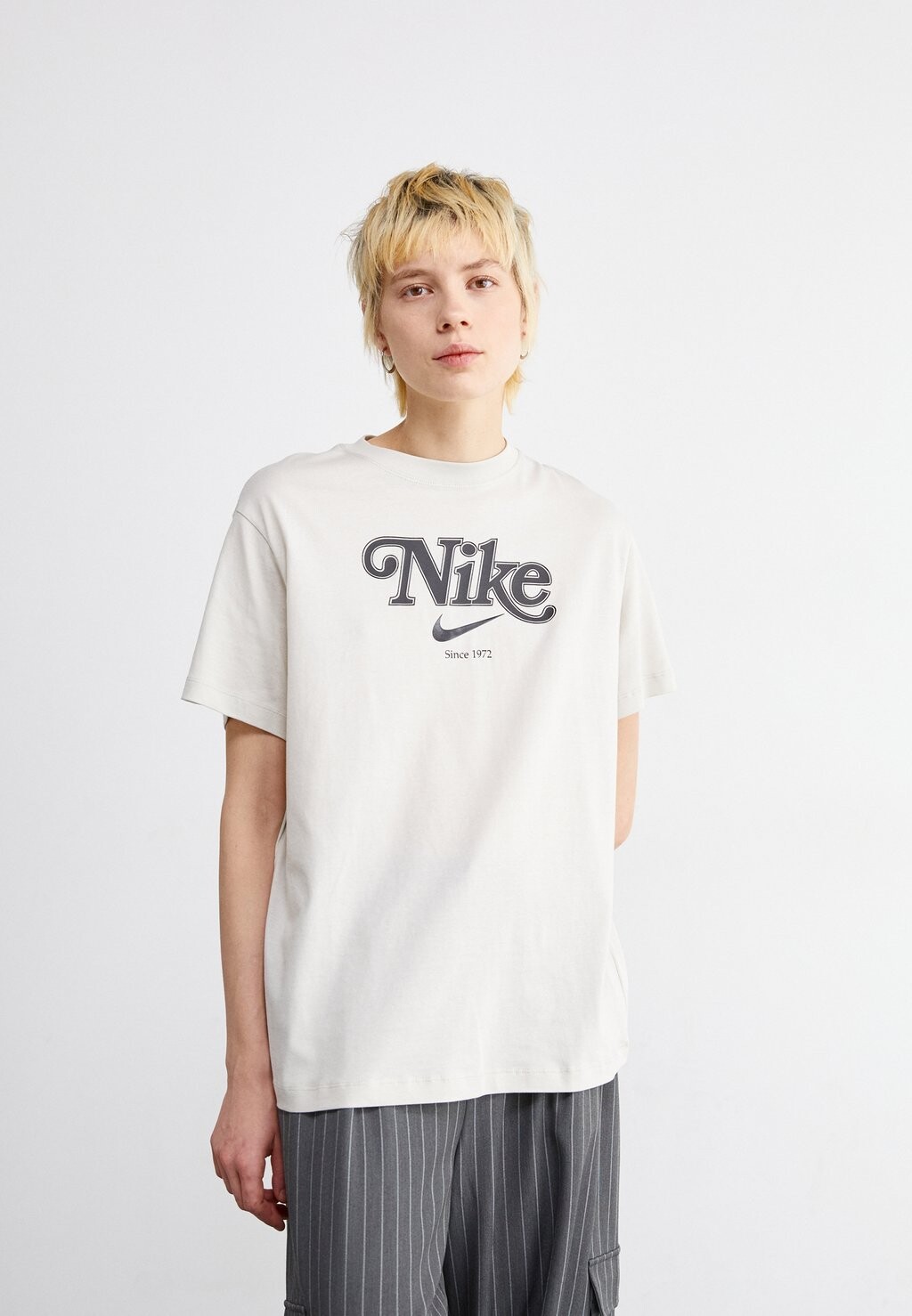 

Футболка с принтом TEE Nike Sportswear, цвет light bone