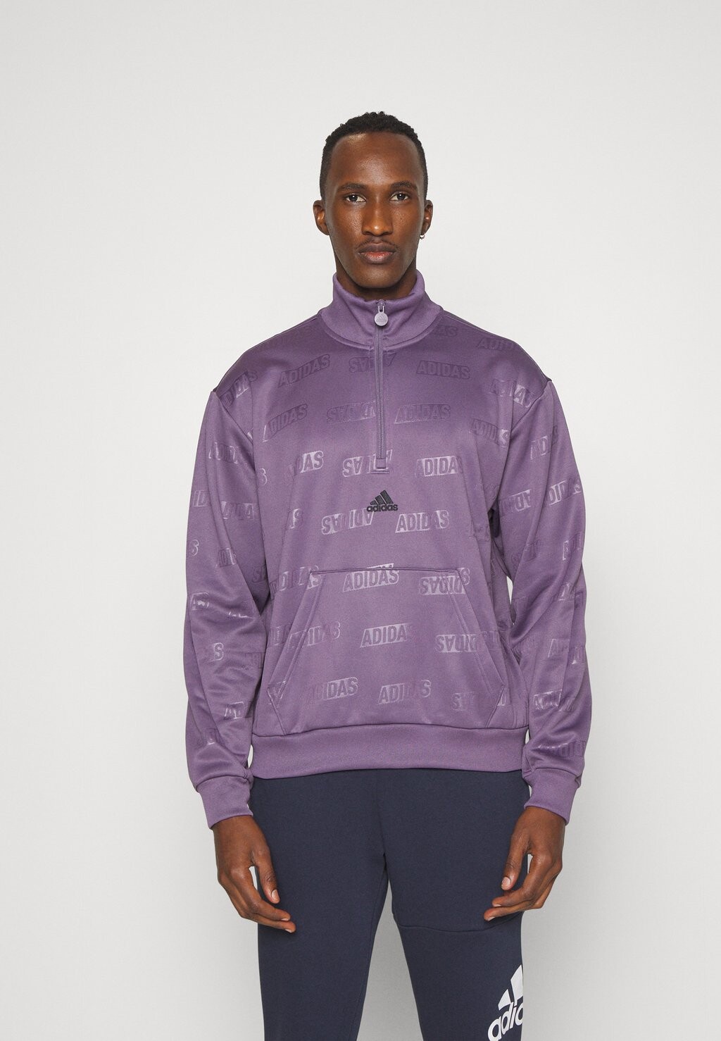 

Толстовка adidas Sportswear МОЛНИЯ НА ЧЕТВЕРТЬ ТИСНЕНИЯ, цвет shadow violet