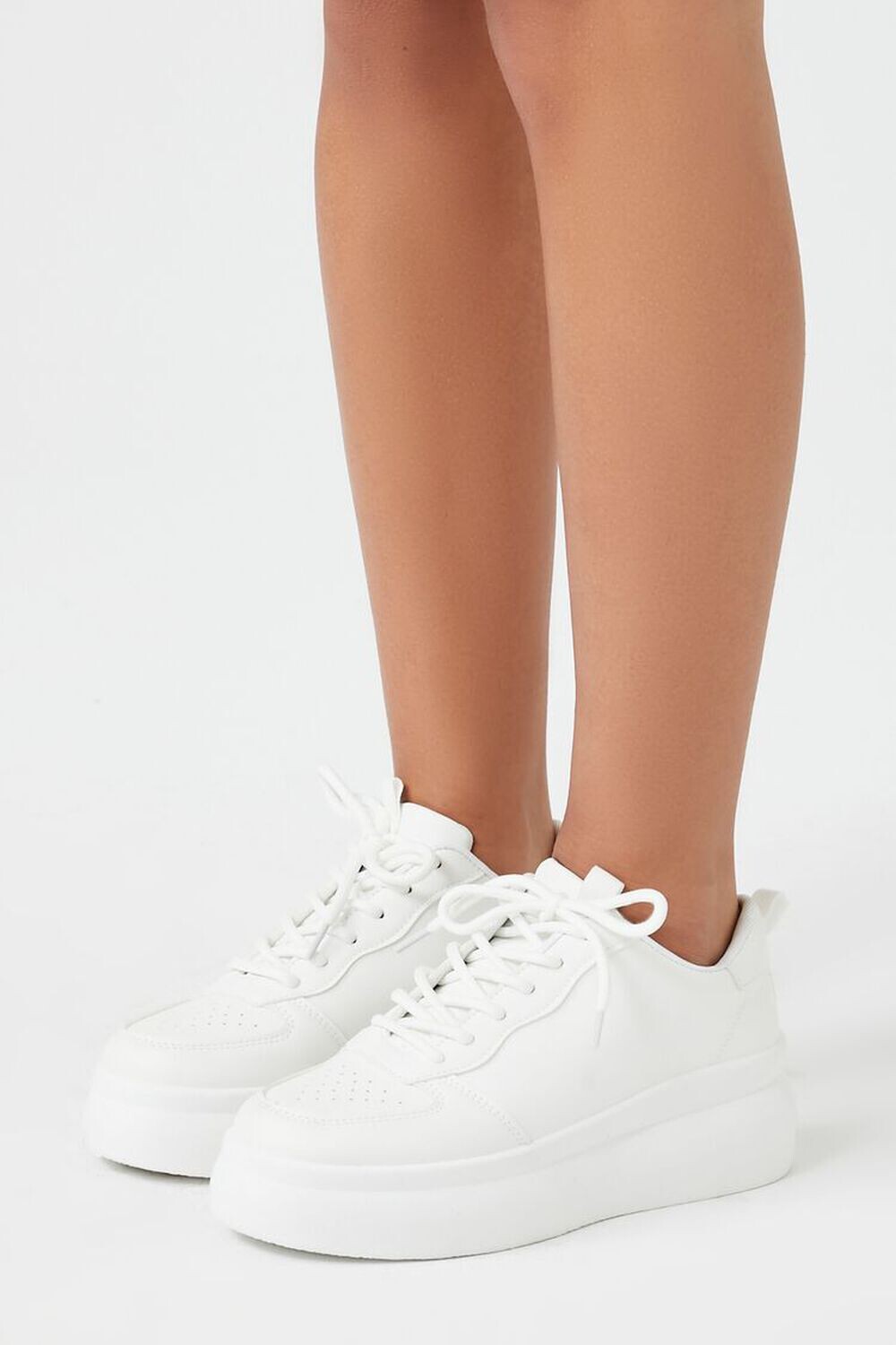 

Низкие кроссовки на платформе Forever 21, белый