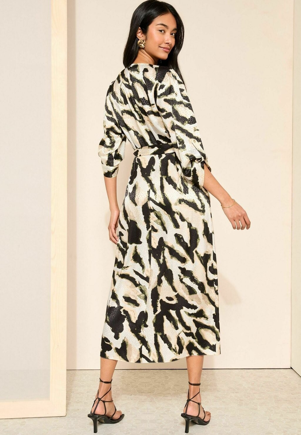 

Дневное платье BUCKLE V NECK MIDI REGULAR FIT Friends Like These, зеленый