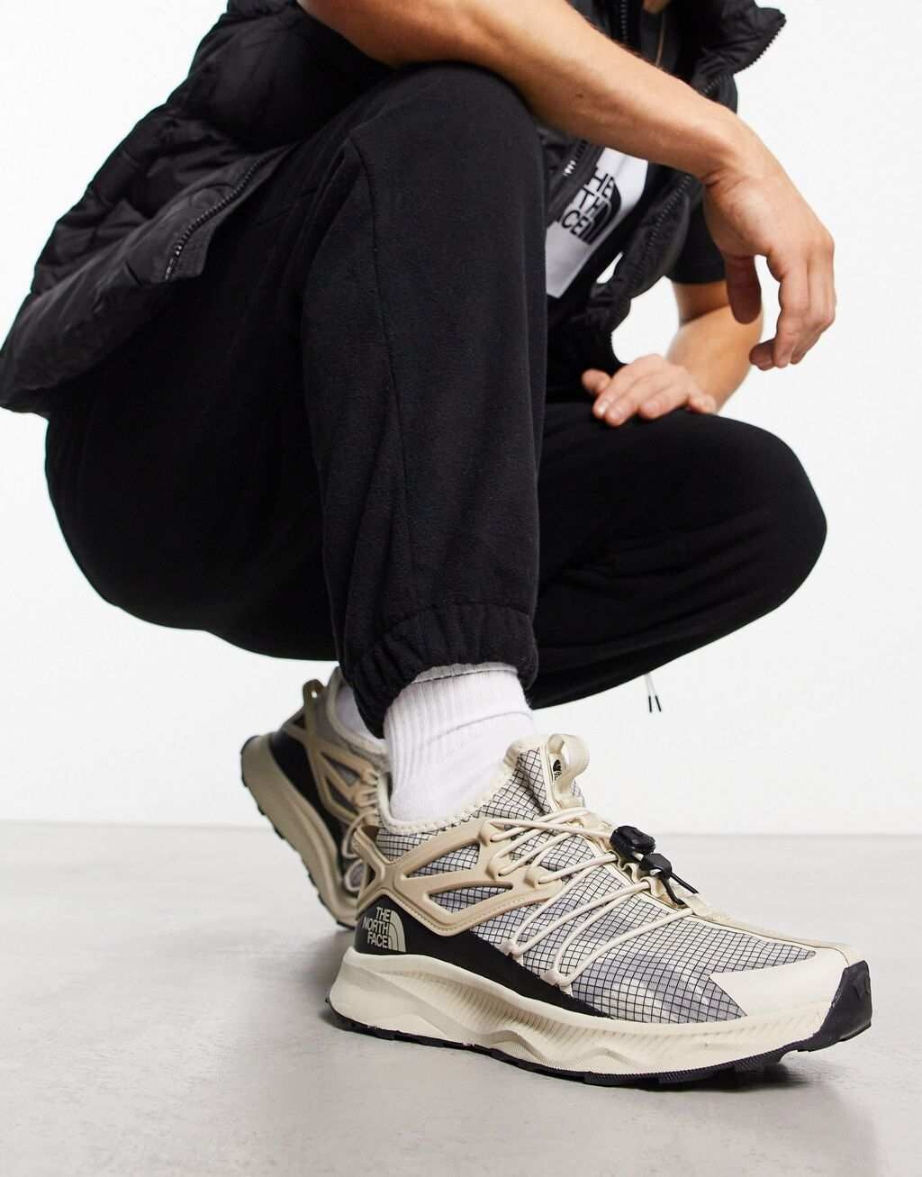 

Черные и каменные кроссовки средней высоты The North Face Oxeye Tech