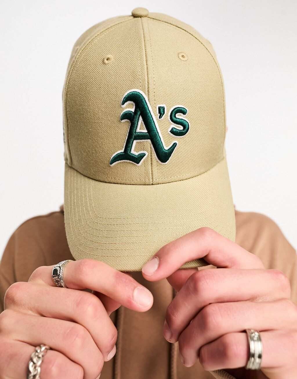 

Бежевая бейсболка 47 Brand Oakland Athletics с вышивкой логотипа и значка