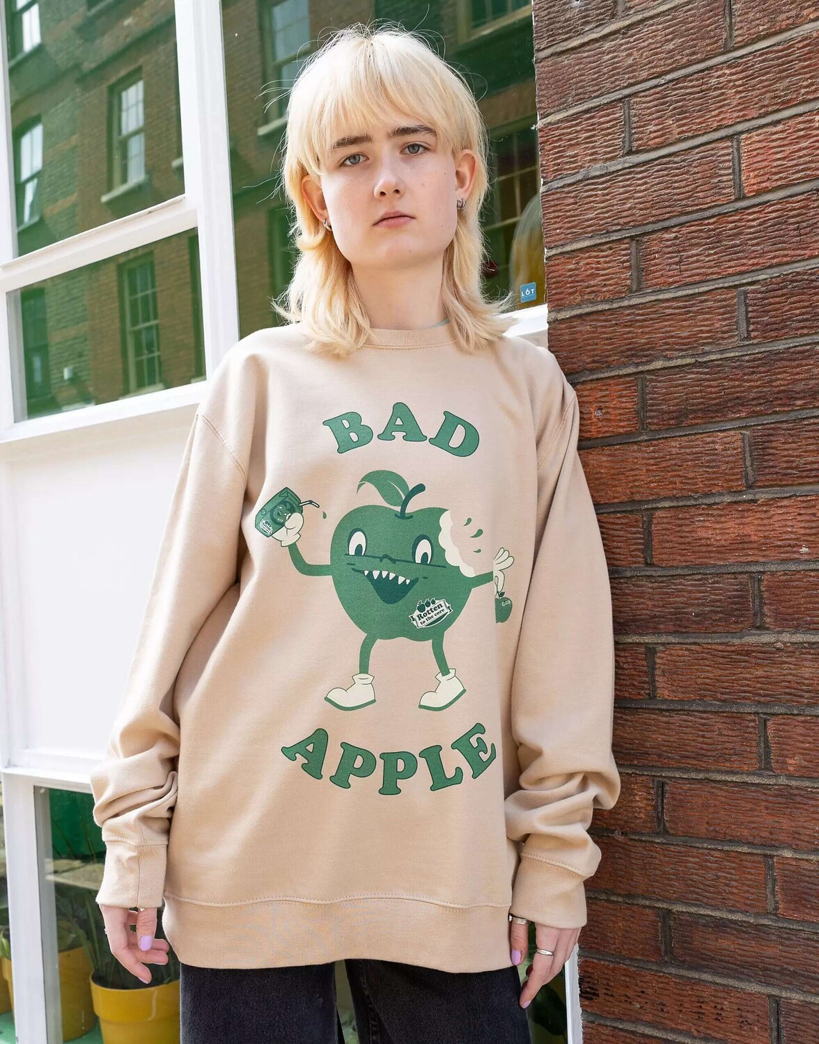 

Песочный свитшот унисекс с фруктовым принтом Bad Apple Batch1, Бежевый