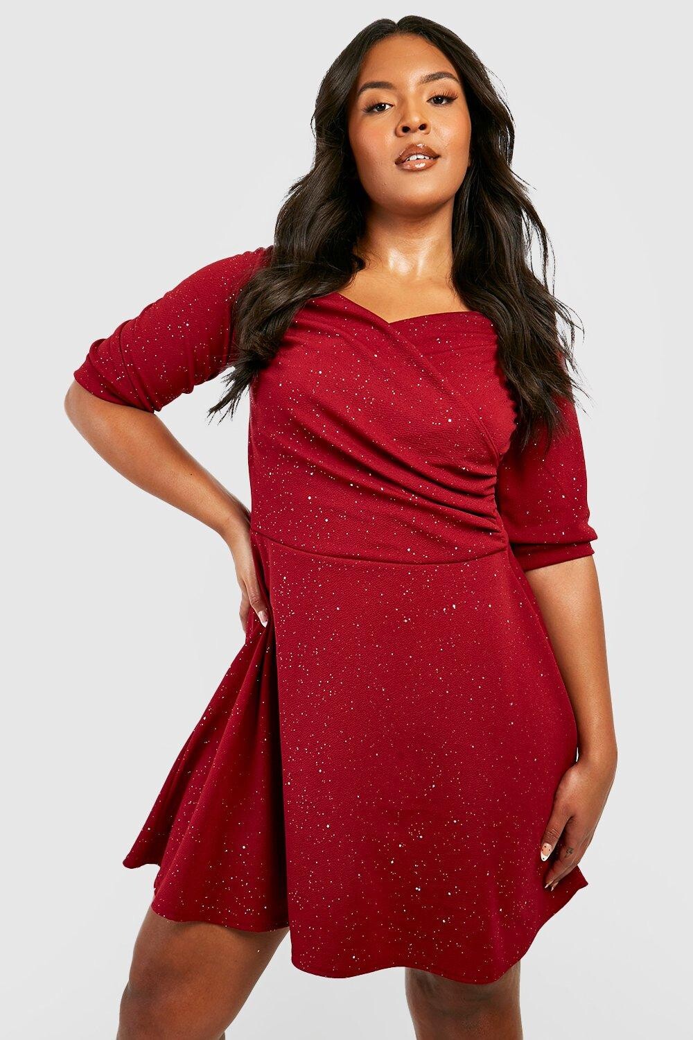 

Платье с плиссированной юбкой Plus с блестками и бардо boohoo, красный
