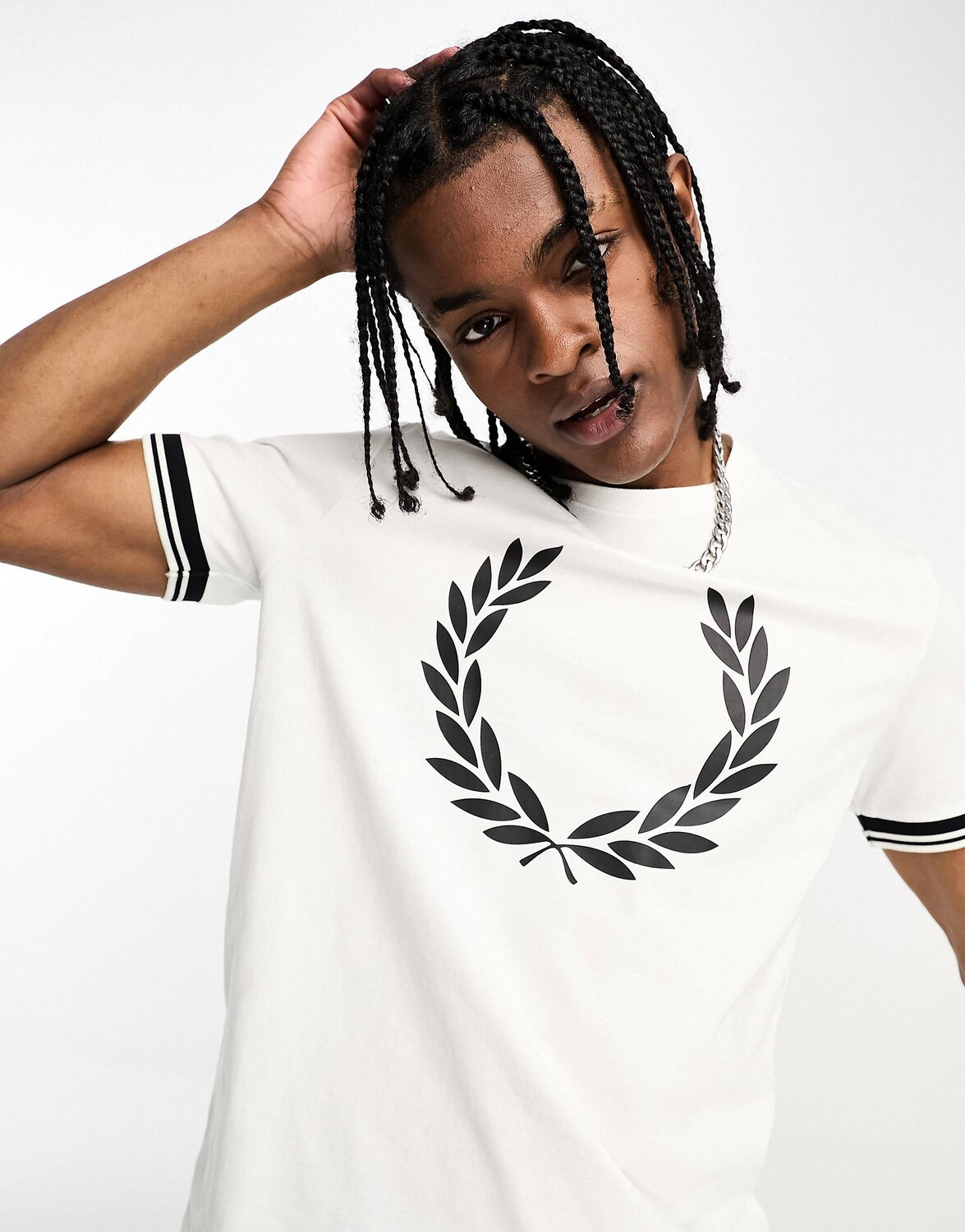 

Белоснежная футболка с лавровым венком и принтом Fred Perry