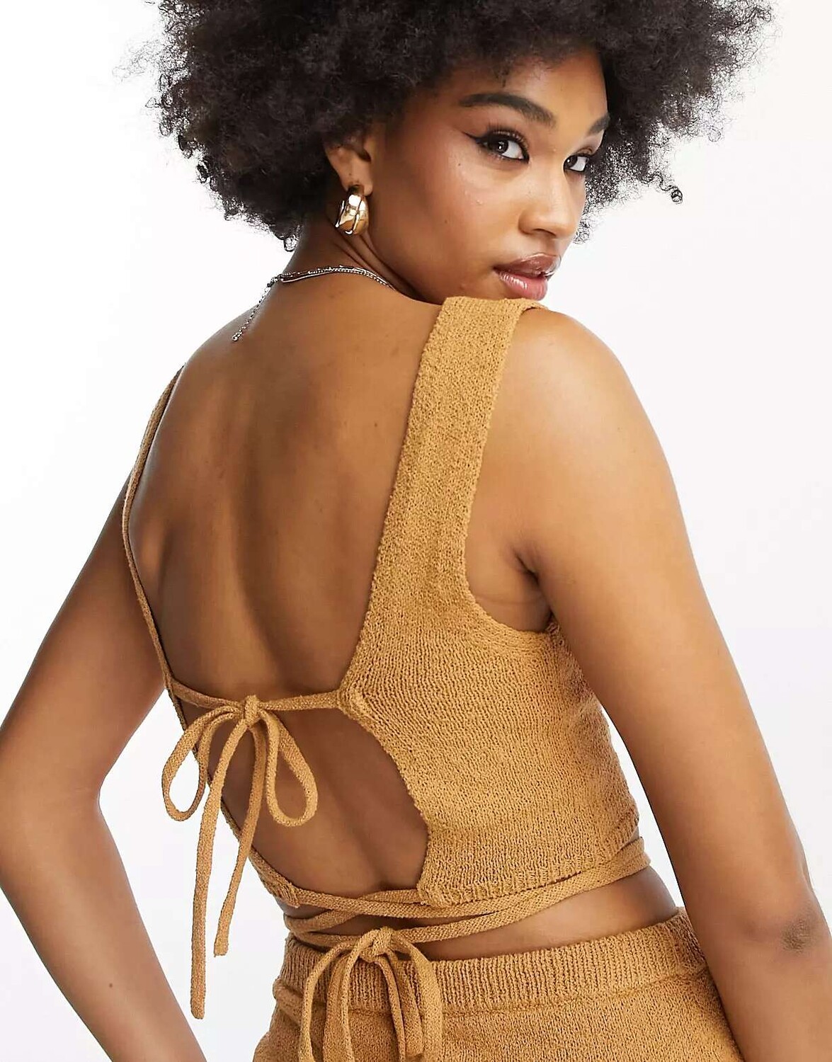 

ASOS DESIGN Высокий вязаный укороченный топ с завязками на спине из фактурной пряжи светло-коричневого цвета