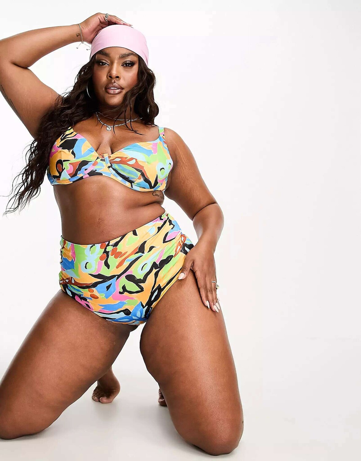 

Трусы бикини с завышенной талией ASOS DESIGN Curve с абстрактным принтом