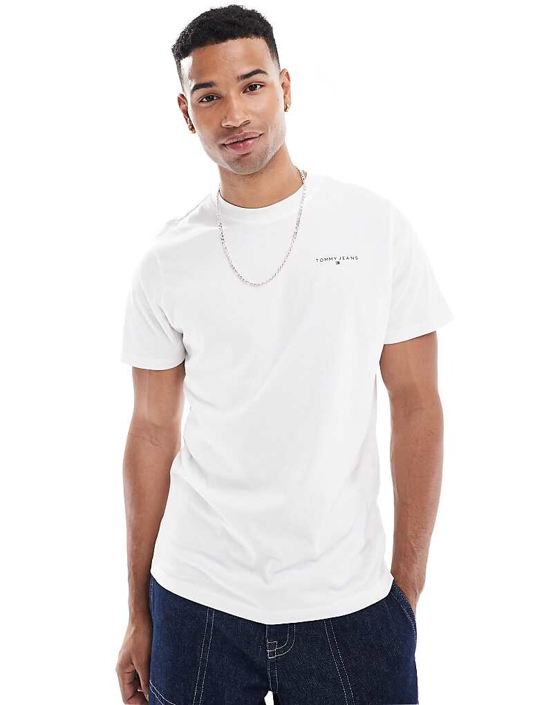 

Tommy Jeans – белая футболка с небольшим логотипом на груди