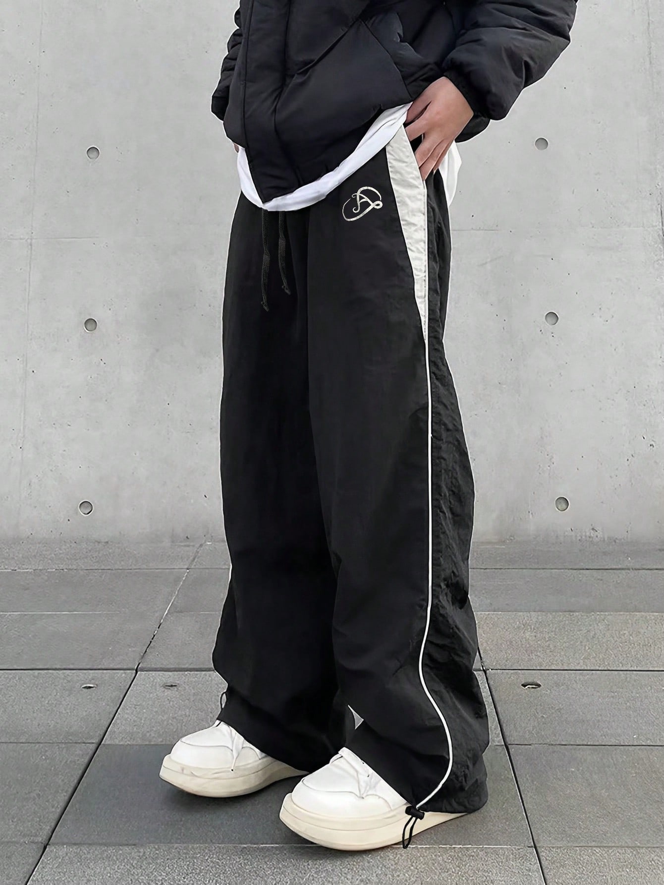 Мужские брюки с буквенным узором Manfinity Hypemode в стиле пэчворк по бокам, черный