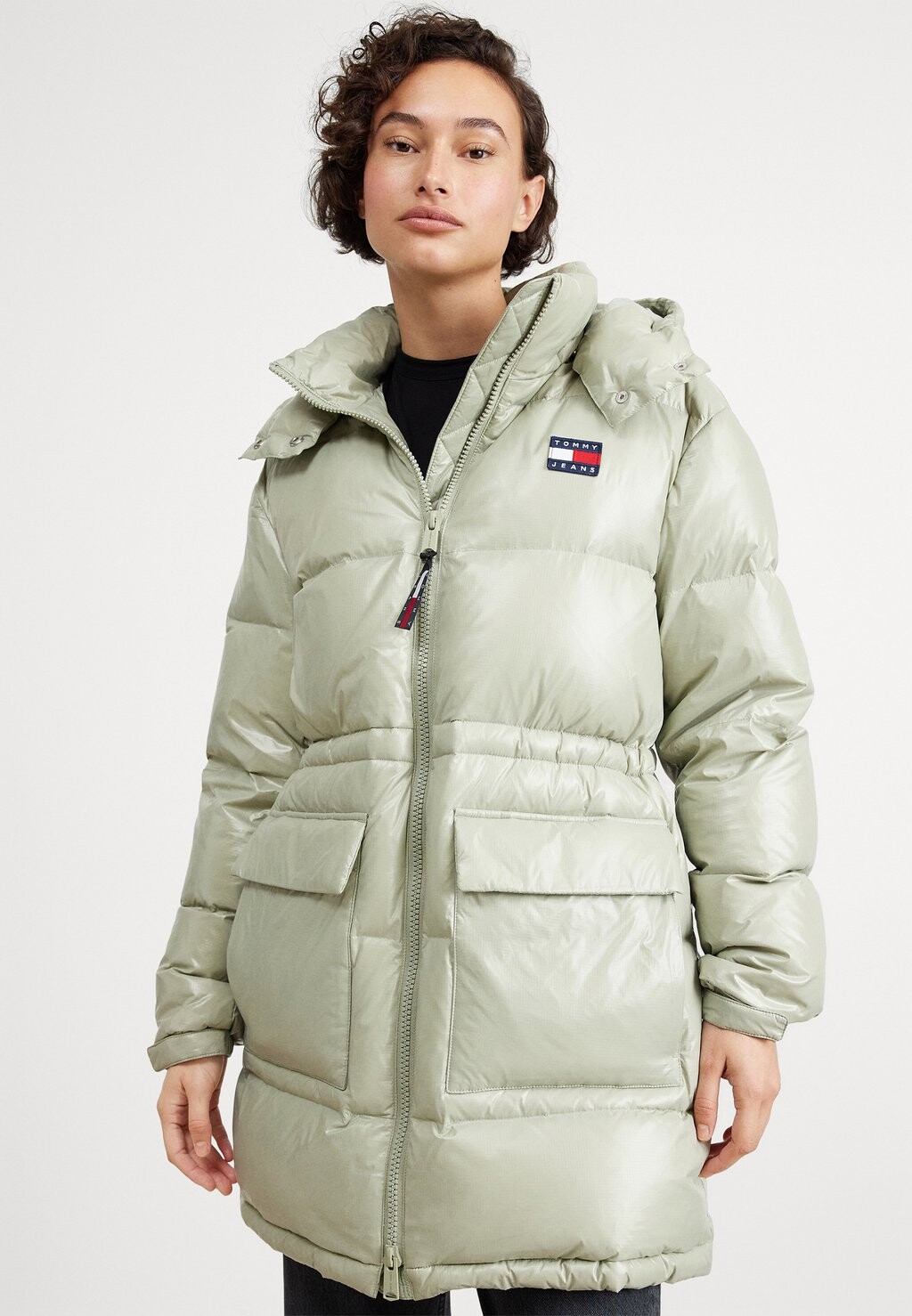 

Пальто Tommy Jeans АЛЯСКА ПУФФЕР, цвет faded willow