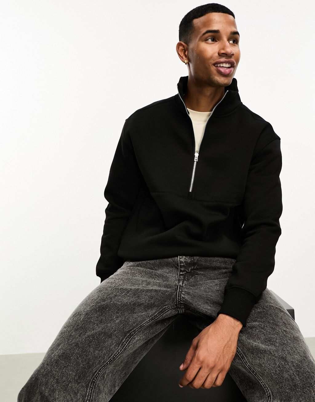 

Черный свитшот на молнии 1/4 Bershka