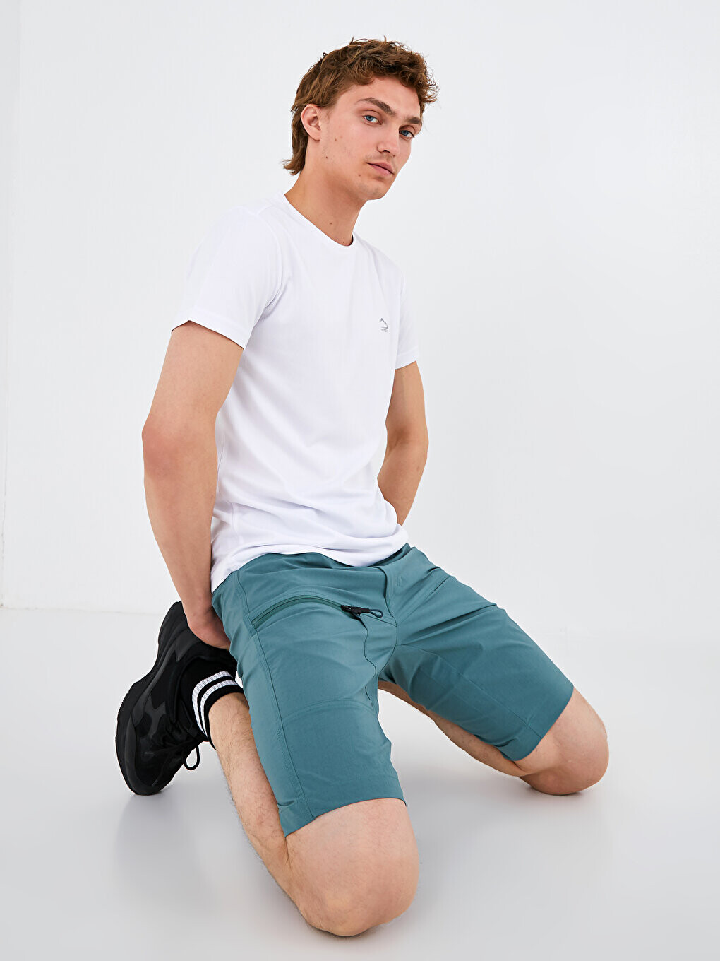 

Однотонные мужские шорты стандартного кроя LCW OUTDOOR