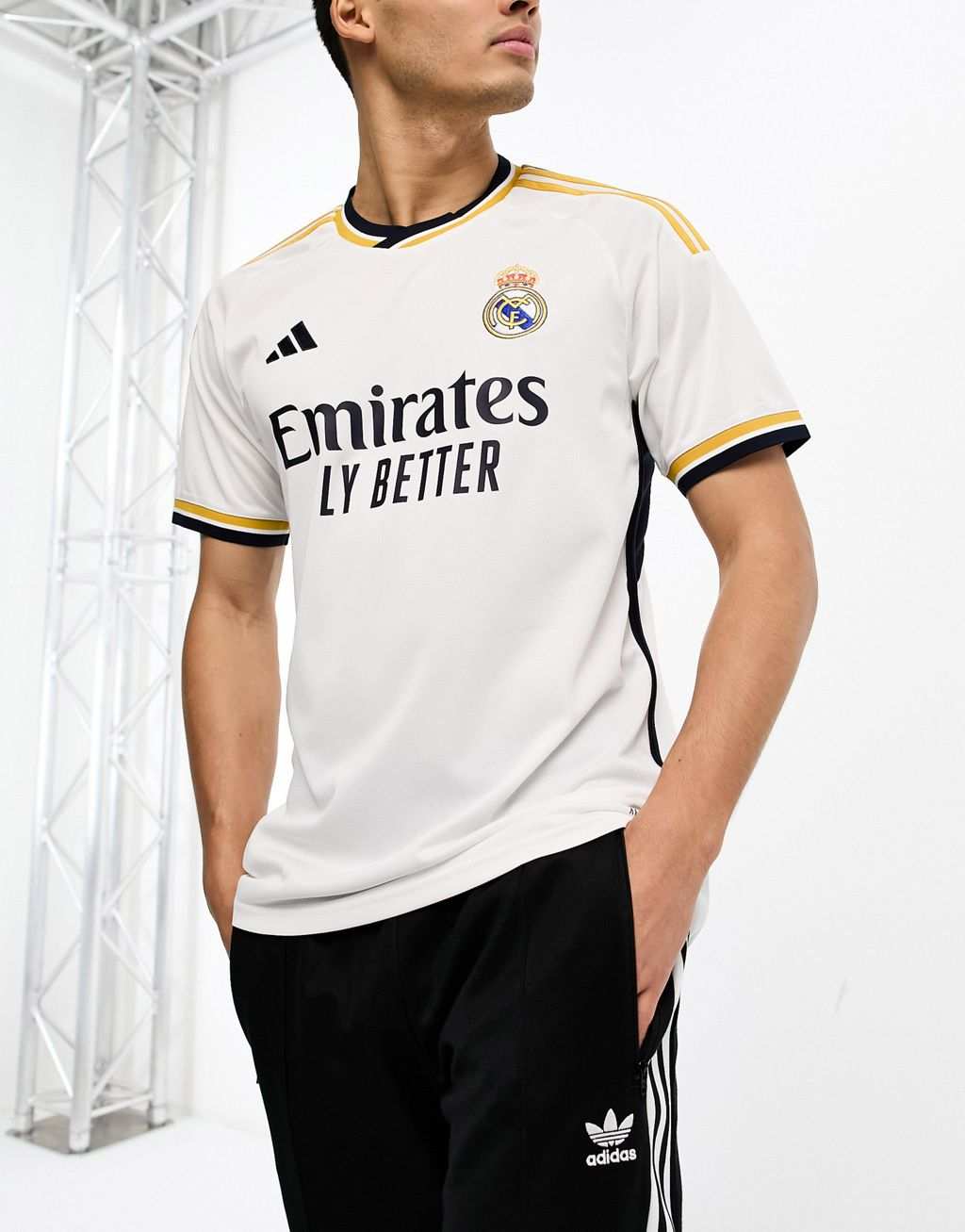 Белая домашняя рубашка унисекс adidas Football Real Madrid 2023/24 кружка с эмблемой фк реал мадрид