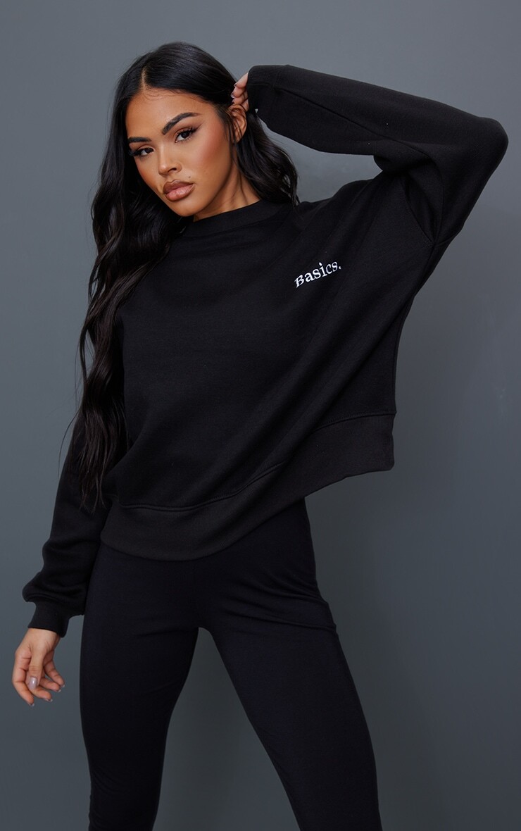 

PrettyLittleThing Укороченный свитшот с глубокой полосой и вышивкой черного цвета Basics