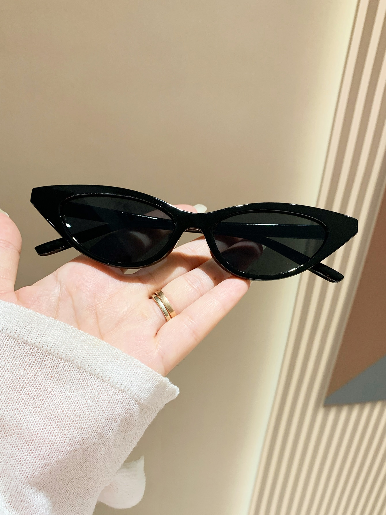 цена 1шт черные модные солнцезащитные очки в пластиковой оправе в форме кошачьего глаза