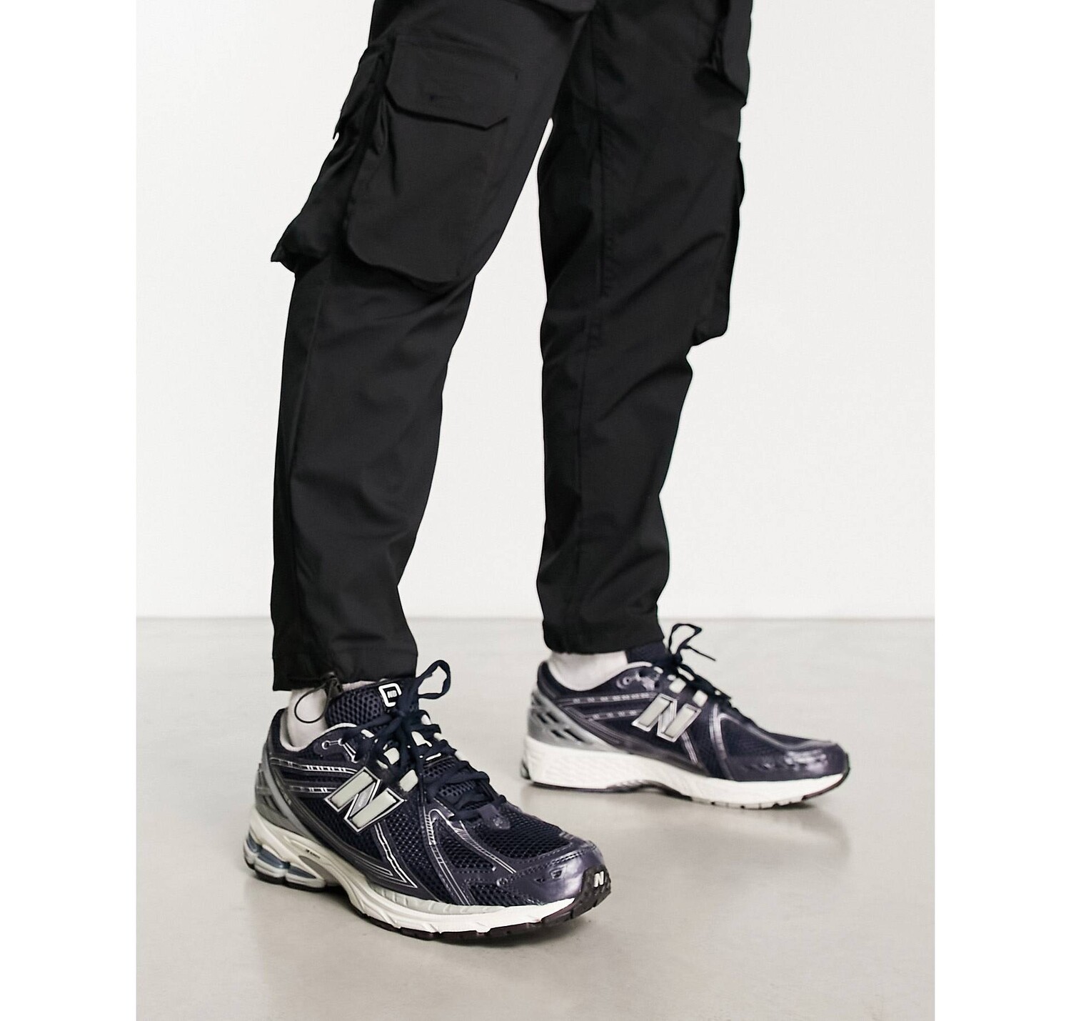 

Темно-синие и серебристые кроссовки New Balance 1906