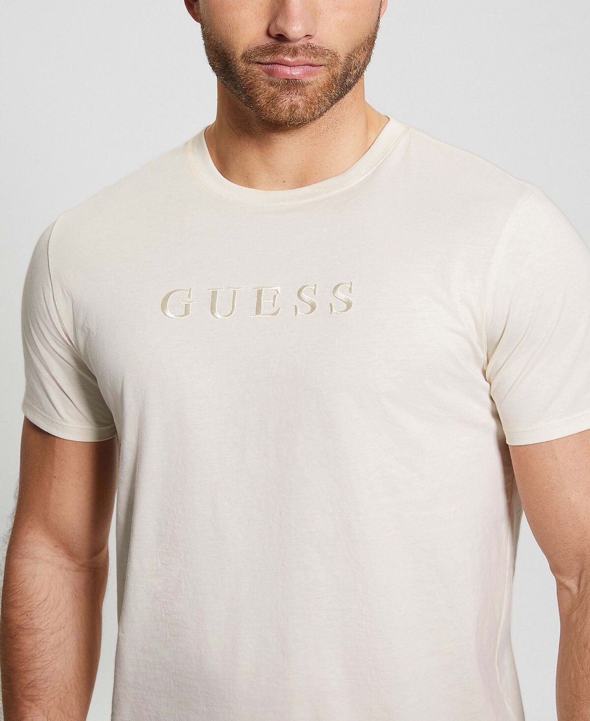 

Мужская футболка с коротким рукавом и вышитым логотипом GUESS