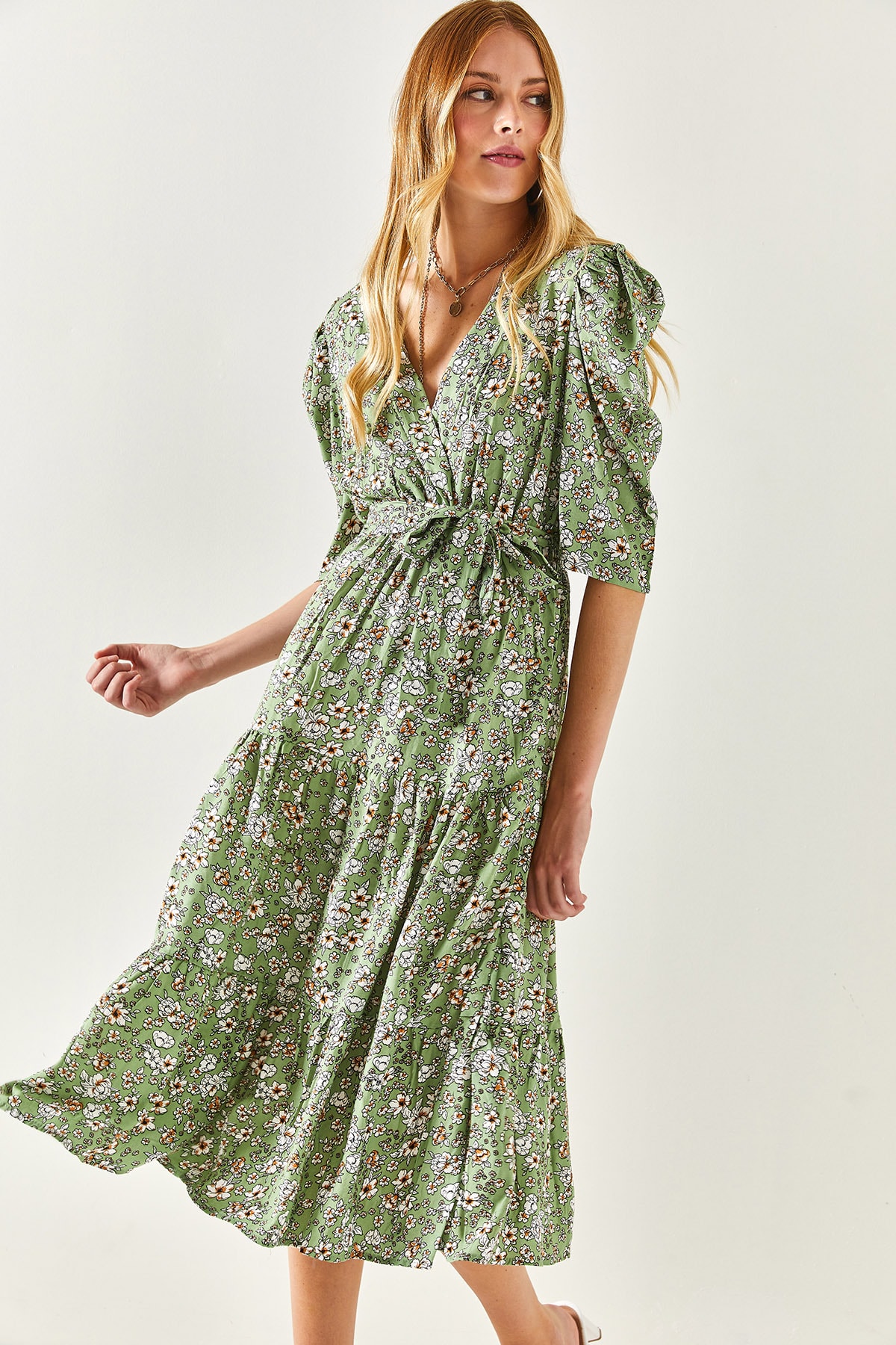 Женское зеленое вискозное платье с двубортным воротником и поясом Olalook, зеленый женское вискозное платье травяного цвета с воротником мадонны и поясом olalook разноцветный