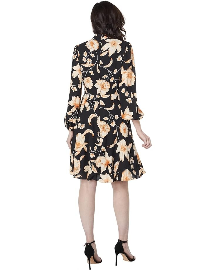 

Платье Maggy London Long Sleeve with Neck Tie Mini Dress, цвет Black/Sienna