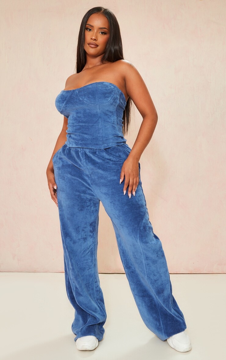 

PrettyLittleThing Синие велюровые широкие джоггеры Shape синего цвета