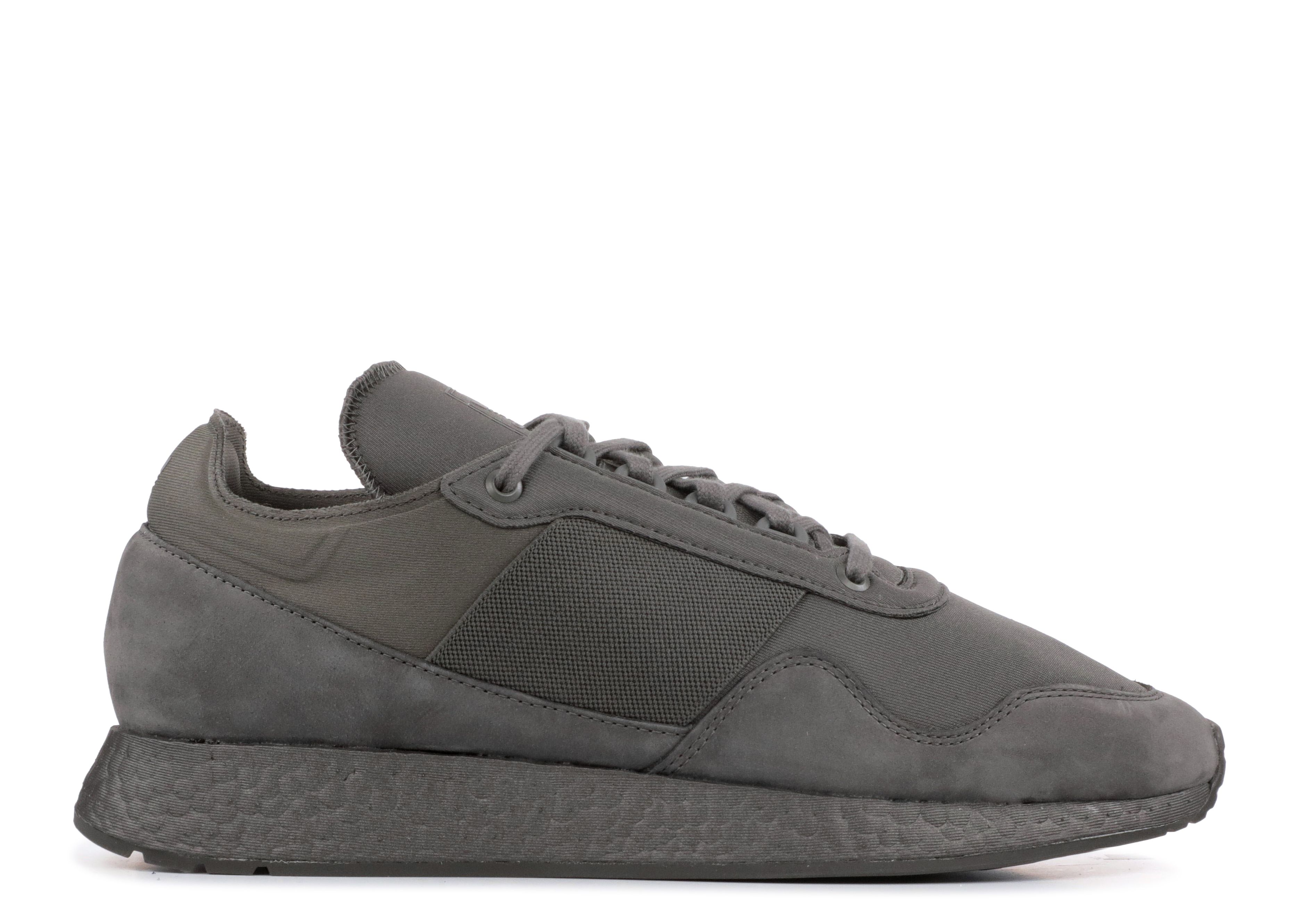 цена Кроссовки adidas Daniel Arsham X New York Present 'Dark Grey', серый
