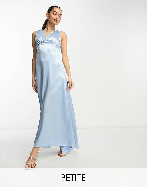 

Атласное платье макси с v-образным вырезом и шлейфом Vila Petite Bridesmaid пастельно-синего цвета