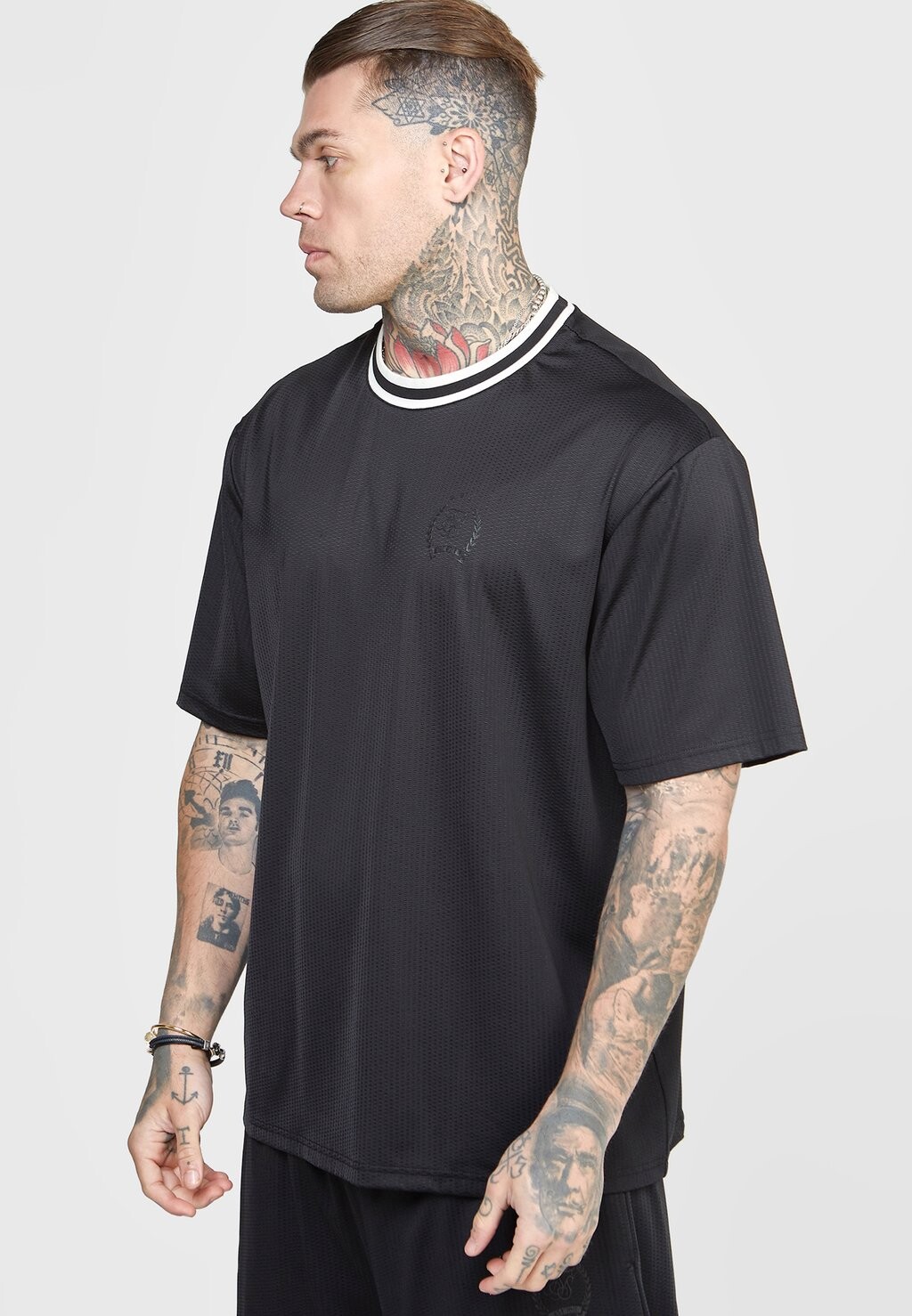 

Футболка с принтом SIKSILK, черный