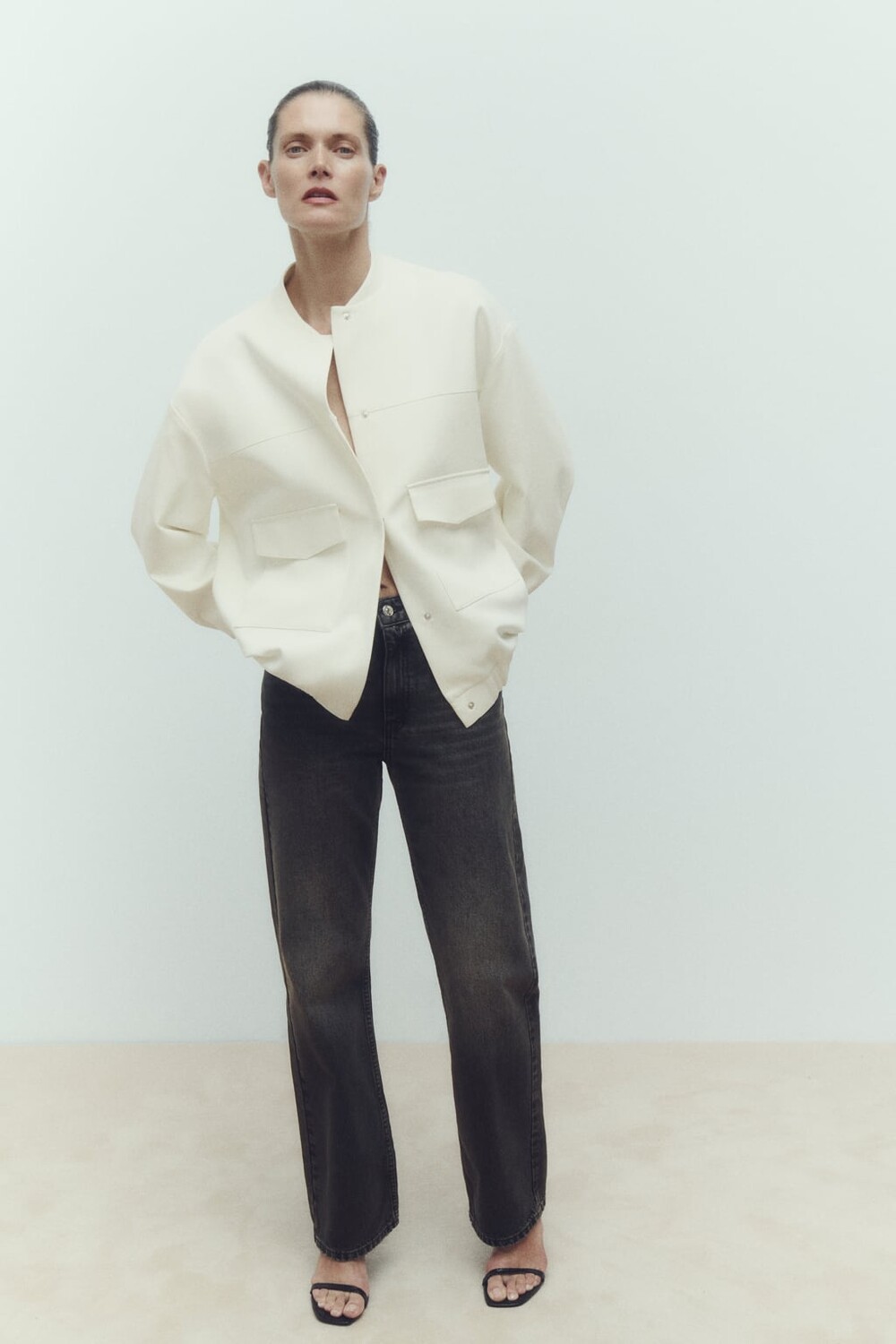 

Длинная куртка-бомбер с накладными карманами ZARA, белый
