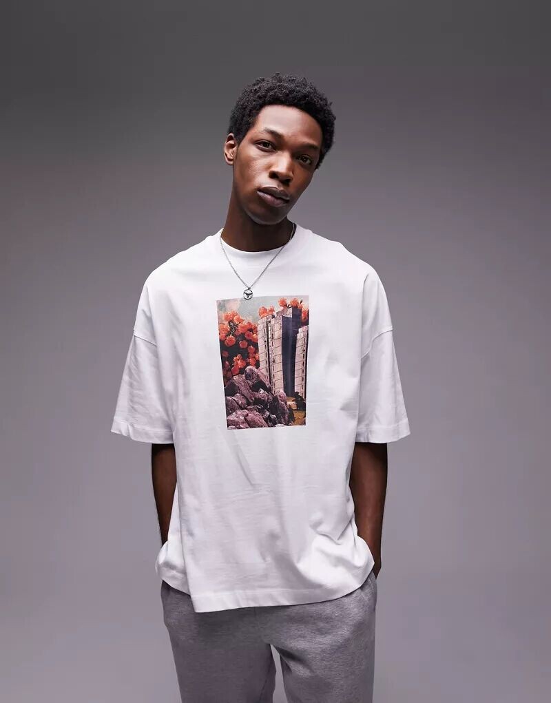 

Topman – высококачественная футболка белого цвета с очень объемным кроем и принтом «башня» спереди и вдоль спины