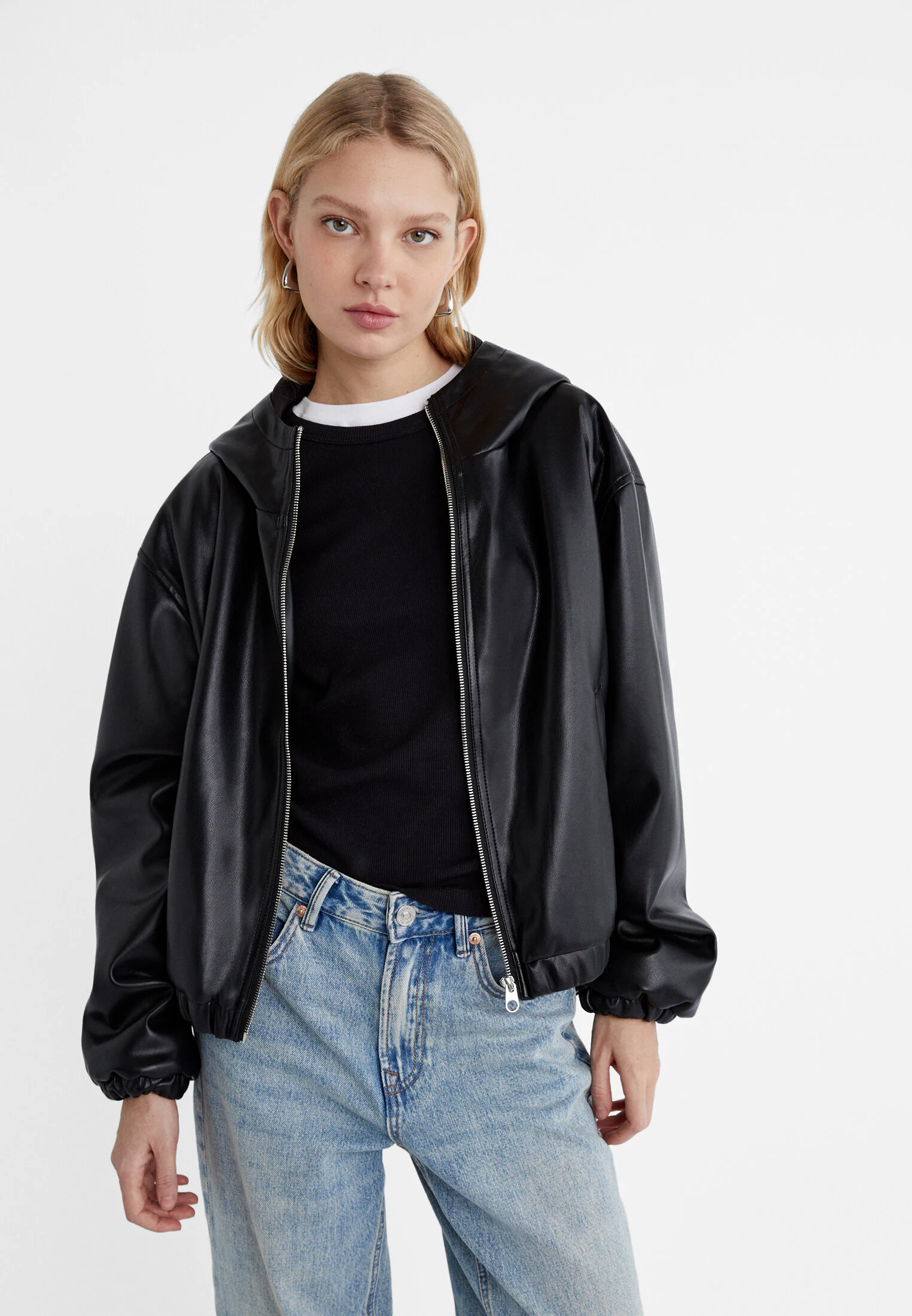 

Куртка с капюшоном и эффектом кожи Stradivarius, черный