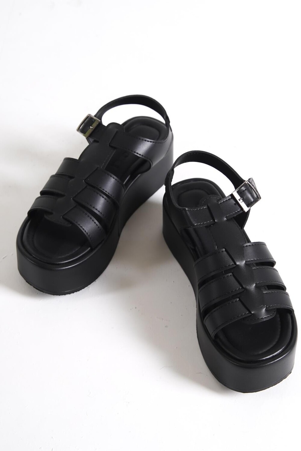 

Черные женские босоножки на платформе Capone Gladiator на танкетке с ремешками Capone Outfitters, черный