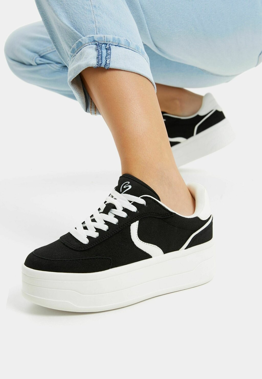 

Кроссовки низкие CONTRAST Bershka, цвет black