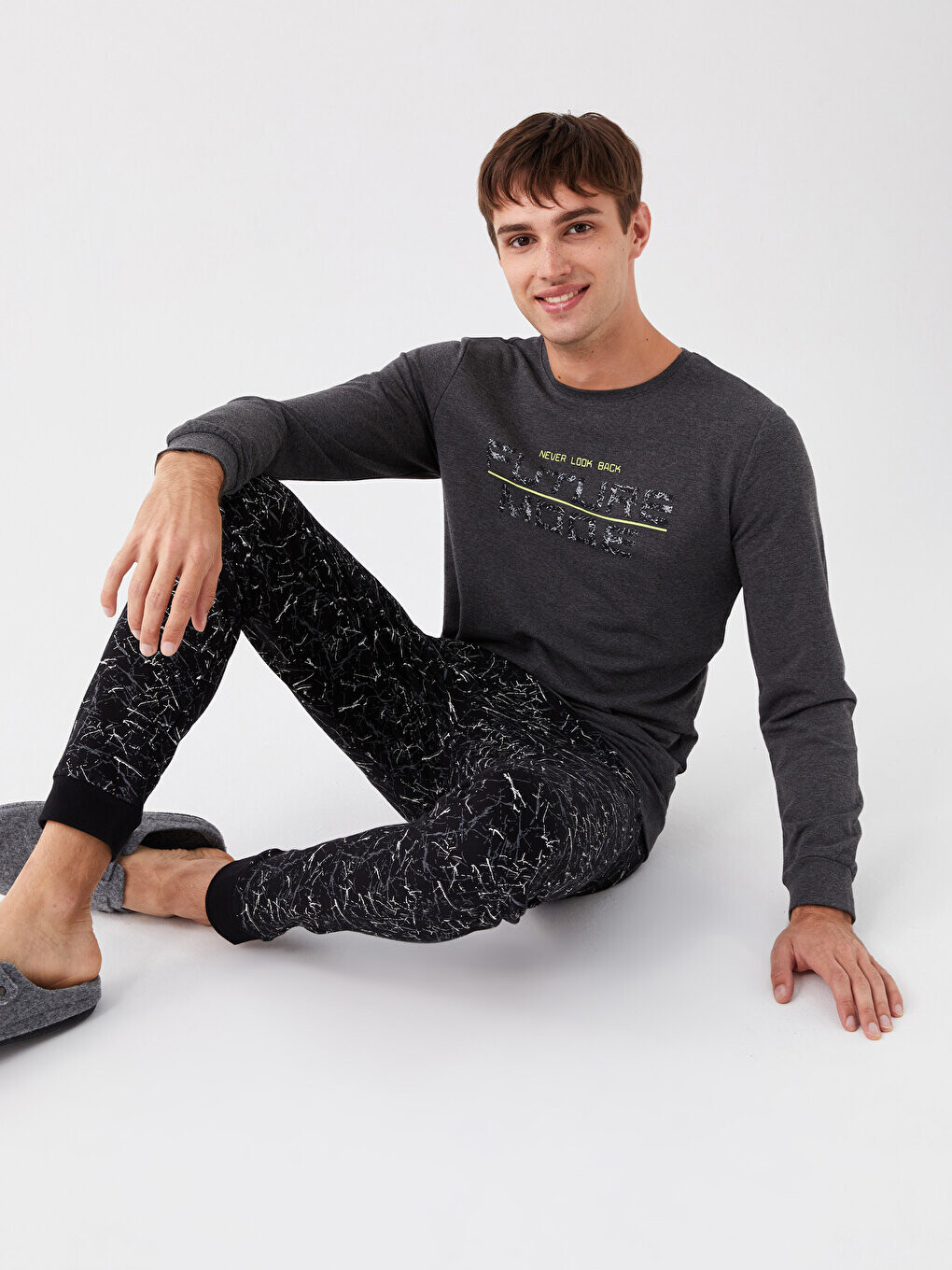 

Мужской пижамный комплект Slim Fit LCW DREAM, черный с принтом