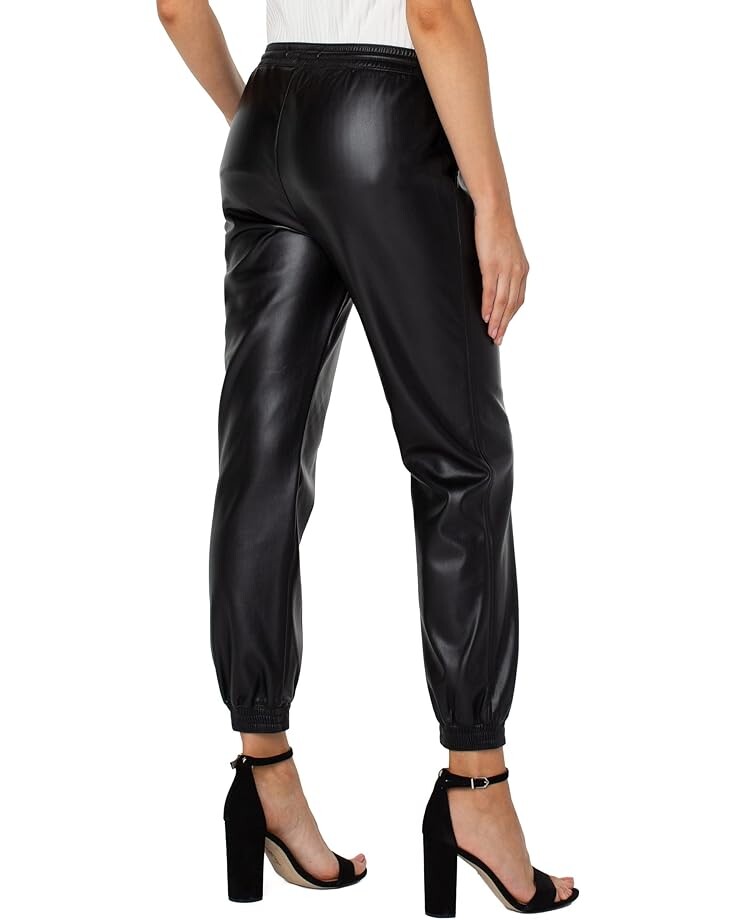 Брюки Liverpool Los Angeles Pull-On Faux Leather Joggers, черный