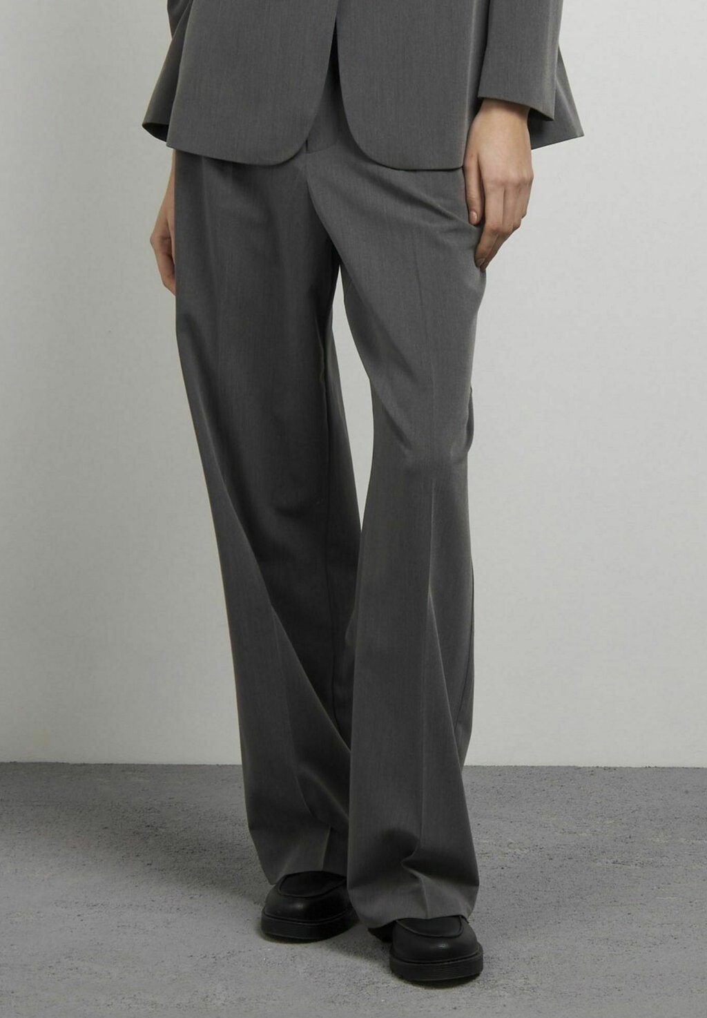 

Брюки WITH PLEATS Conbipel, цвет grigio medio melange