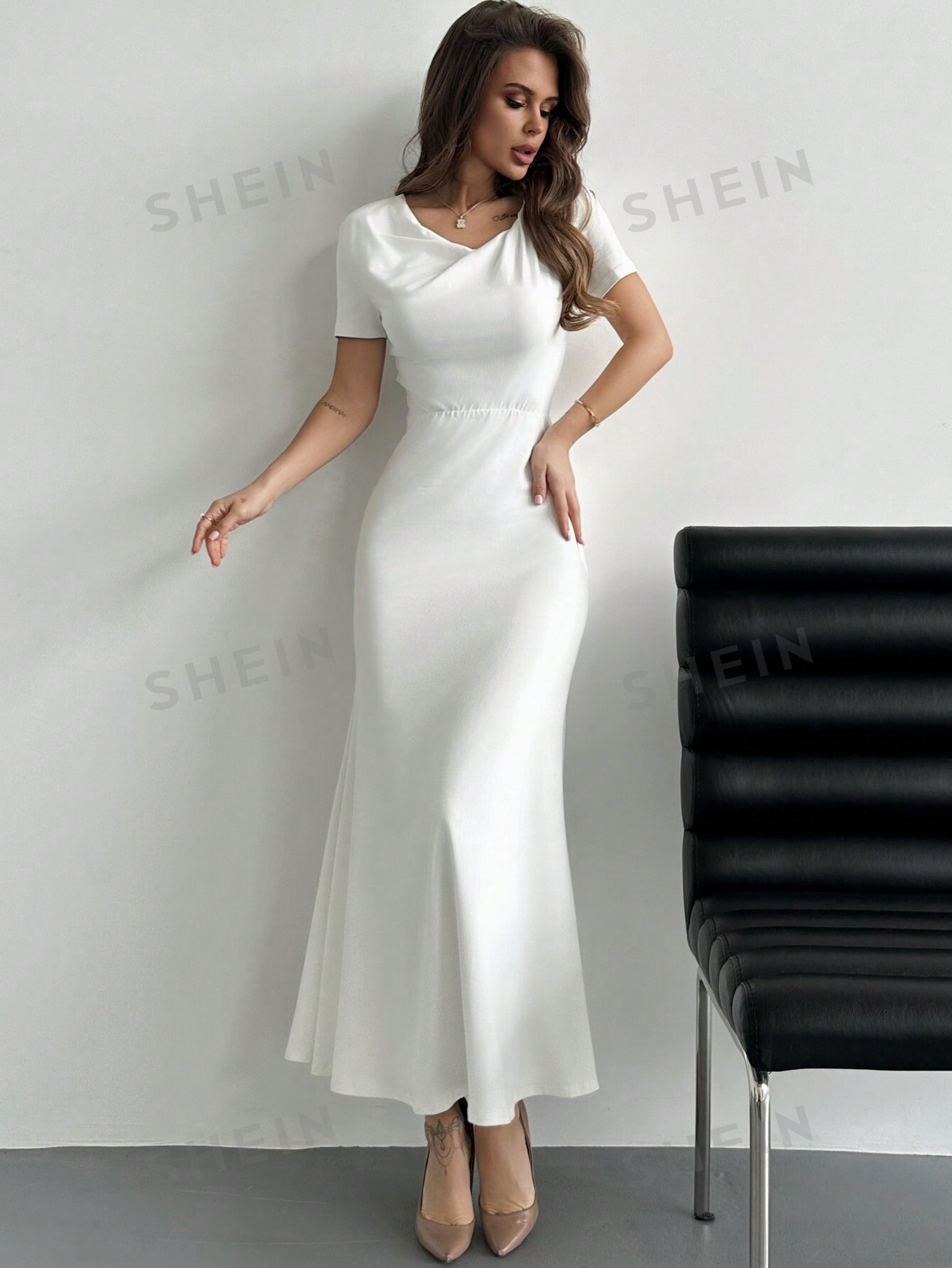 SHEIN Aloruh Белое женское платье с v-образным вырезом и рыбьим хвостом и уникальным дизайном воротника, белый фотографии