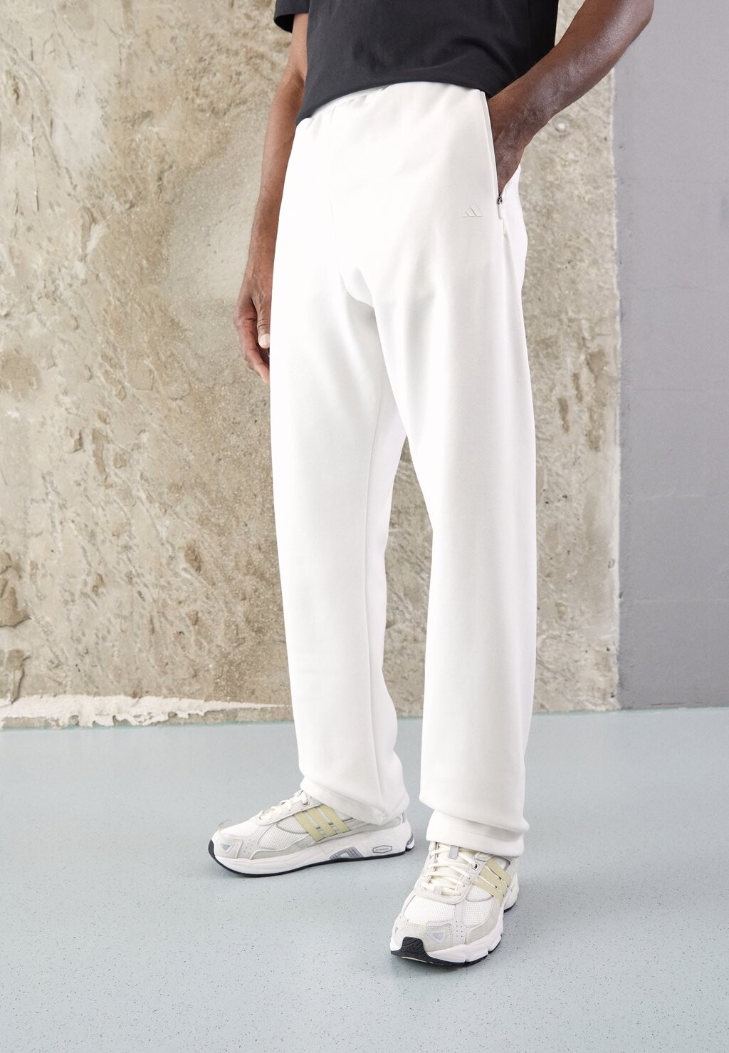 

Спортивные брюки One Fl P adidas Originals, цвет talc