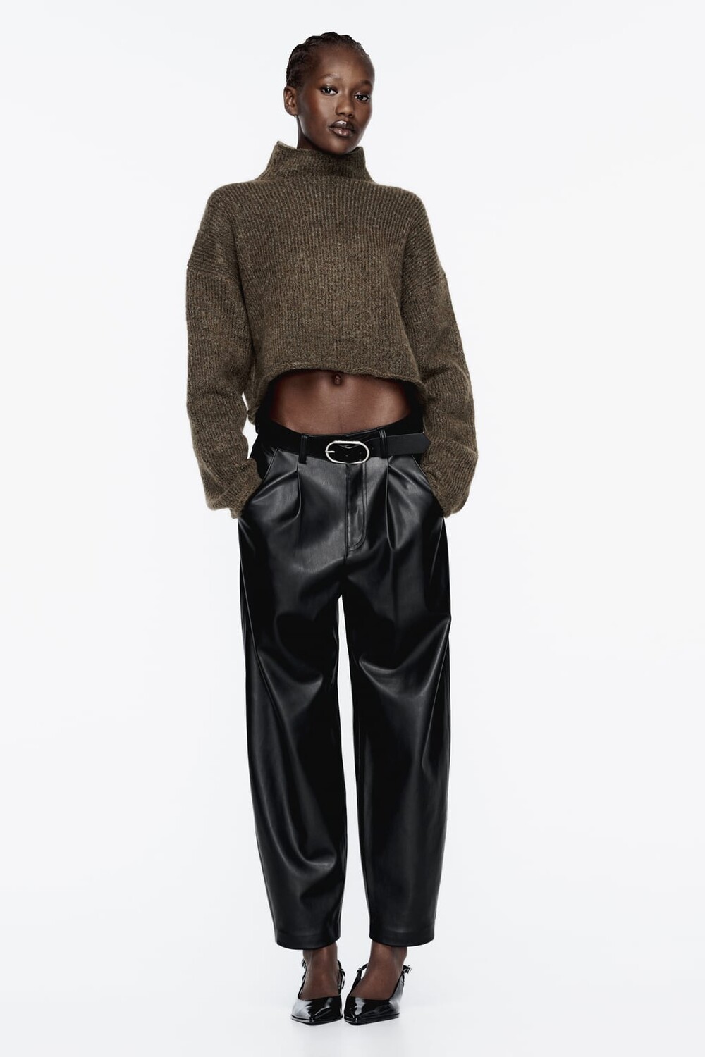 

Брюки с защипами из кожи и поясом ZARA, черный